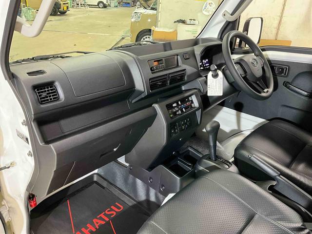 ハイゼットトラックジャンボスタンダード　４ＷＤ　ＡＭ／ＦＭチューナー４ＷＤ　エアコン　パワステ　ＡＭ／ＦＭチューナー　オートライト　横滑り防止装置　衝突被害軽減システム　スマートアシストＩＩＩｔ　アイドリングストップ　ラバーマット　走行少ない　運転席助手席エアバッグ（京都府）の中古車