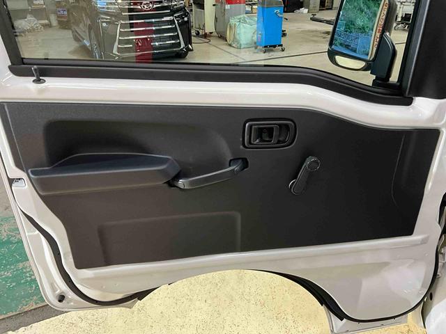 ハイゼットトラックジャンボスタンダード　４ＷＤ　ＡＭ／ＦＭチューナー４ＷＤ　エアコン　パワステ　ＡＭ／ＦＭチューナー　オートライト　横滑り防止装置　衝突被害軽減システム　スマートアシストＩＩＩｔ　アイドリングストップ　ラバーマット　走行少ない　運転席助手席エアバッグ（京都府）の中古車