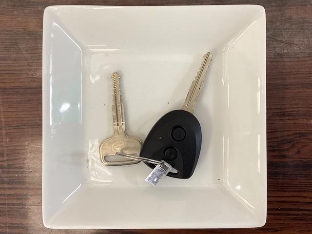 ハイゼットカーゴＤＸ　ワンオーナー　４ＷＤ　ＣＶＴ車　ラジオ　スマアシワンオーナー　切替式４ＷＤ　ＣＶＴ車　ラジオ　スマートアシスト　両側スライドドア　オートライト　コーナーセンサー　ヘッドライトレべライザー　横滑り防止措置　キーレスエントリー　マニュアルエアコン（京都府）の中古車