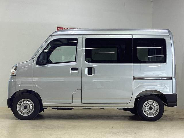 ハイゼットカーゴデラックス 4WD CVT車 届出済未使用車 ラジオ4WD CTV車 届出済未使用車 ラジオ アイドリングストップ 前後コーナーセンサー 両側スライドドア マニュアルエアコン オートライト ABS 運転席・助手席エアバッグ キーレスエントリー(京都府)の中古車