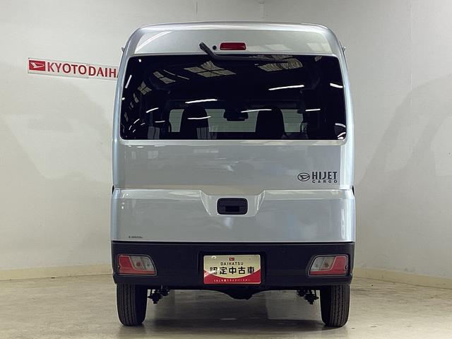 ハイゼットカーゴデラックス 4WD CVT車 届出済未使用車 ラジオ4WD CTV車 届出済未使用車 ラジオ アイドリングストップ 前後コーナーセンサー 両側スライドドア マニュアルエアコン オートライト ABS 運転席・助手席エアバッグ キーレスエントリー(京都府)の中古車