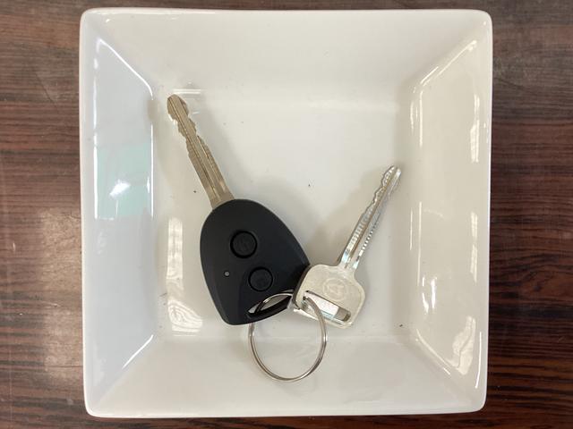 ハイゼットカーゴデラックス 4WD CVT車 届出済未使用車 ラジオ4WD CTV車 届出済未使用車 ラジオ アイドリングストップ 前後コーナーセンサー 両側スライドドア マニュアルエアコン オートライト ABS 運転席・助手席エアバッグ キーレスエントリー(京都府)の中古車