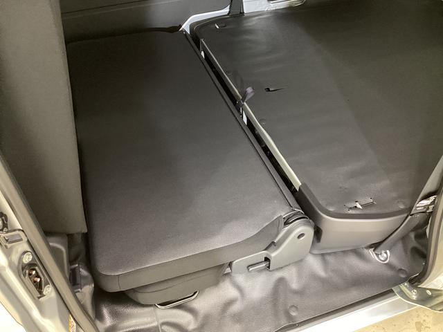 ハイゼットカーゴデラックス 4WD CVT車 届出済未使用車 ラジオ4WD CTV車 届出済未使用車 ラジオ アイドリングストップ 前後コーナーセンサー 両側スライドドア マニュアルエアコン オートライト ABS 運転席・助手席エアバッグ キーレスエントリー(京都府)の中古車