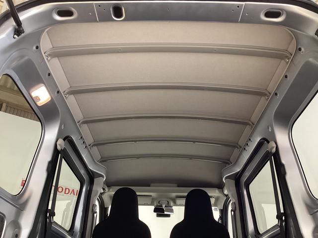 ハイゼットカーゴデラックス 4WD CVT車 届出済未使用車 ラジオ4WD CTV車 届出済未使用車 ラジオ アイドリングストップ 前後コーナーセンサー 両側スライドドア マニュアルエアコン オートライト ABS 運転席・助手席エアバッグ キーレスエントリー(京都府)の中古車