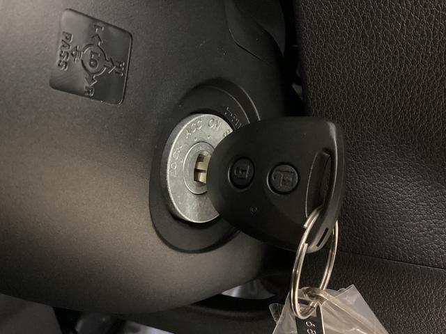 ハイゼットカーゴデラックス 4WD CVT車 届出済未使用車 ラジオ4WD CTV車 届出済未使用車 ラジオ アイドリングストップ 前後コーナーセンサー 両側スライドドア マニュアルエアコン オートライト ABS 運転席・助手席エアバッグ キーレスエントリー(京都府)の中古車