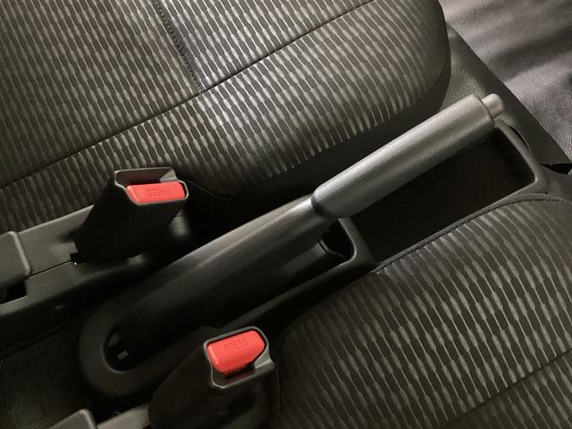 ハイゼットカーゴデラックス 4WD CVT車 届出済未使用車 ラジオ4WD CTV車 届出済未使用車 ラジオ アイドリングストップ 前後コーナーセンサー 両側スライドドア マニュアルエアコン オートライト ABS 運転席・助手席エアバッグ キーレスエントリー(京都府)の中古車