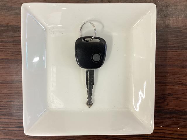 アルトＦ　ワンオーナー　ＣＤオーディオ　キーレスエントリーワンオーナー　ＣＤオーディオ　キーレスエントリー　ドアバイザー　アクセサリーソケット　マニュアルエアコン　ヘッドライトレべライザー　助手席エアバック　スペアタイヤ　ドリンクホルダー　１３インチホイール（京都府）の中古車