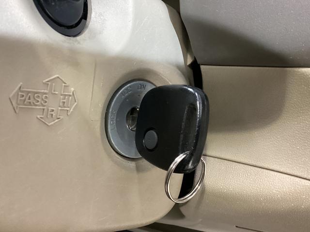 アルトＦ　ワンオーナー　ＣＤオーディオ　キーレスエントリーワンオーナー　ＣＤオーディオ　キーレスエントリー　ドアバイザー　アクセサリーソケット　マニュアルエアコン　ヘッドライトレべライザー　助手席エアバック　スペアタイヤ　ドリンクホルダー　１３インチホイール（京都府）の中古車