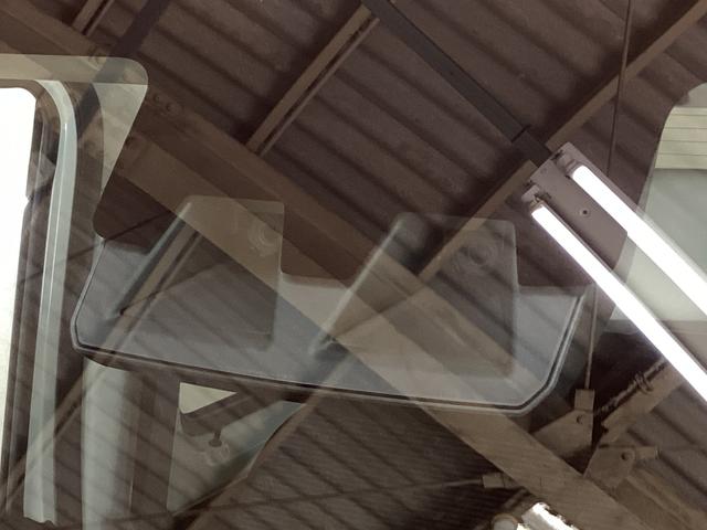 ハイゼットカーゴデラックス　４ＷＤＣＶＴ　ＡＭ／ＦＭチューナー　ワンオーナー切替式４ＷＤ　ＣＶＴ車　ラジオデッキ　前後コーナーセンサー　オートライト　オートマチックハイビーム　　キーレスエントリー　アイドリングストップ　横滑り防止措置　スマートアシスト　ワンオーナー（京都府）の中古車