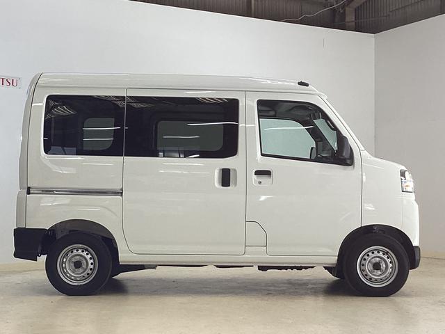 ハイゼットカーゴデラックス　４ＷＤＣＶＴ　ＡＭ／ＦＭチューナー　ワンオーナー切替式４ＷＤ　ＣＶＴ車　ラジオデッキ　前後コーナーセンサー　オートライト　オートマチックハイビーム　　キーレスエントリー　アイドリングストップ　横滑り防止措置　スマートアシスト　ワンオーナー（京都府）の中古車