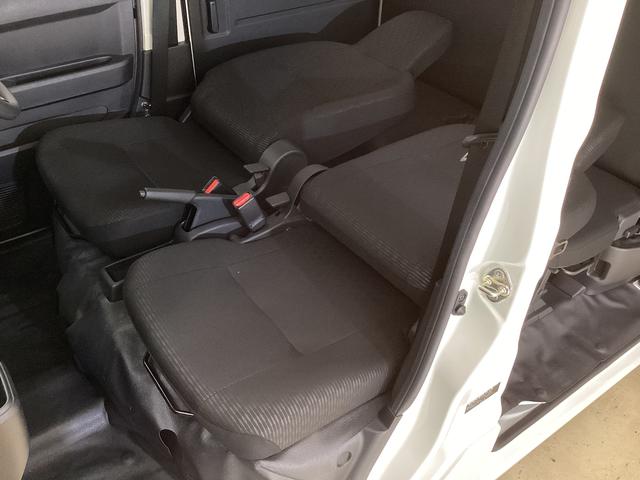 ハイゼットカーゴデラックス　４ＷＤＣＶＴ　ＡＭ／ＦＭチューナー　ワンオーナー切替式４ＷＤ　ＣＶＴ車　ラジオデッキ　前後コーナーセンサー　オートライト　オートマチックハイビーム　　キーレスエントリー　アイドリングストップ　横滑り防止措置　スマートアシスト　ワンオーナー（京都府）の中古車