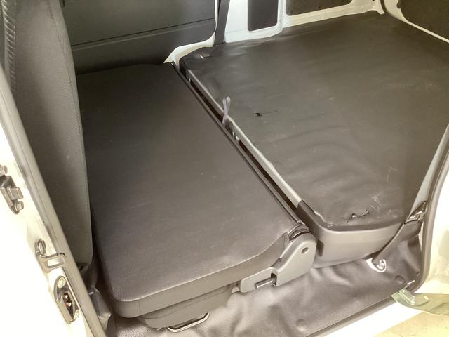 ハイゼットカーゴデラックス　４ＷＤＣＶＴ　ＡＭ／ＦＭチューナー　ワンオーナー切替式４ＷＤ　ＣＶＴ車　ラジオデッキ　前後コーナーセンサー　オートライト　オートマチックハイビーム　　キーレスエントリー　アイドリングストップ　横滑り防止措置　スマートアシスト　ワンオーナー（京都府）の中古車