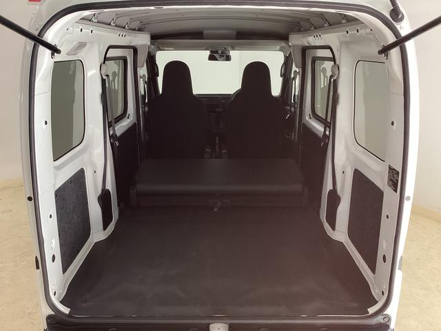 ハイゼットカーゴデラックス　４ＷＤＣＶＴ　ＡＭ／ＦＭチューナー　ワンオーナー切替式４ＷＤ　ＣＶＴ車　ラジオデッキ　前後コーナーセンサー　オートライト　オートマチックハイビーム　　キーレスエントリー　アイドリングストップ　横滑り防止措置　スマートアシスト　ワンオーナー（京都府）の中古車