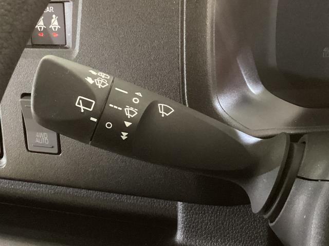 ハイゼットカーゴデラックス　４ＷＤＣＶＴ　ＡＭ／ＦＭチューナー　ワンオーナー切替式４ＷＤ　ＣＶＴ車　ラジオデッキ　前後コーナーセンサー　オートライト　オートマチックハイビーム　　キーレスエントリー　アイドリングストップ　横滑り防止措置　スマートアシスト　ワンオーナー（京都府）の中古車