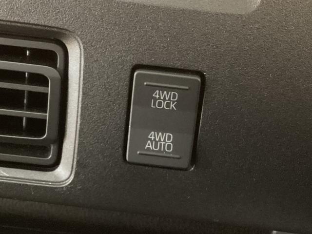 ハイゼットカーゴデラックス　４ＷＤＣＶＴ　ＡＭ／ＦＭチューナー　ワンオーナー切替式４ＷＤ　ＣＶＴ車　ラジオデッキ　前後コーナーセンサー　オートライト　オートマチックハイビーム　　キーレスエントリー　アイドリングストップ　横滑り防止措置　スマートアシスト　ワンオーナー（京都府）の中古車