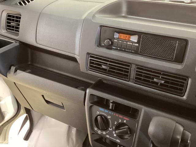 ハイゼットカーゴデラックス　４ＷＤＣＶＴ　ＡＭ／ＦＭチューナー　ワンオーナー切替式４ＷＤ　ＣＶＴ車　ラジオデッキ　前後コーナーセンサー　オートライト　オートマチックハイビーム　　キーレスエントリー　アイドリングストップ　横滑り防止措置　スマートアシスト　ワンオーナー（京都府）の中古車