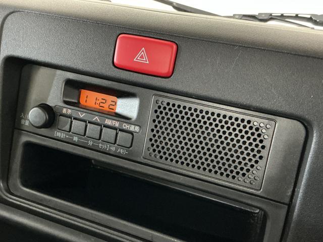 ハイゼットトラックスタンダード　切替式４ＷＤ　オートマ車　ラジオデッキ　３方開切替式４ＷＤ　オートマ　ラジオデッキ　ＥＴＣ　３方開　ドアバイザー　ラバーマット　ヘッドライトレべライザー　マニュアルエアコン　１２Ｖ電源ソケット　スペアタイヤ　バッテリーカバー（京都府）の中古車