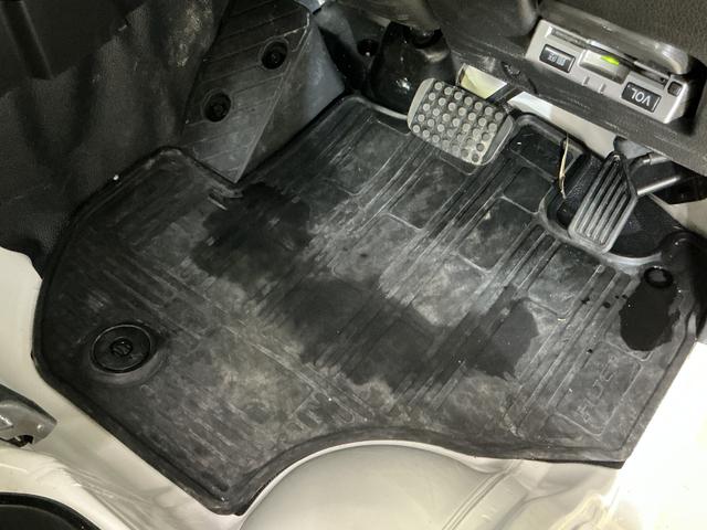 ハイゼットトラックスタンダード　切替式４ＷＤ　オートマ車　ラジオデッキ　３方開切替式４ＷＤ　オートマ　ラジオデッキ　ＥＴＣ　３方開　ドアバイザー　ラバーマット　ヘッドライトレべライザー　マニュアルエアコン　１２Ｖ電源ソケット　スペアタイヤ　バッテリーカバー（京都府）の中古車