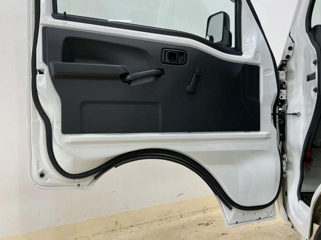 ハイゼットトラックスタンダード　切替式４ＷＤ　オートマ車　ラジオデッキ　３方開切替式４ＷＤ　オートマ　ラジオデッキ　ＥＴＣ　３方開　ドアバイザー　ラバーマット　ヘッドライトレべライザー　マニュアルエアコン　１２Ｖ電源ソケット　スペアタイヤ　バッテリーカバー（京都府）の中古車