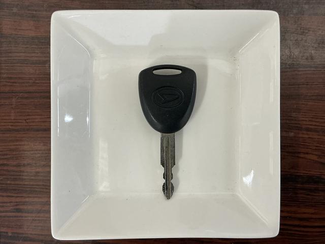 ミラＸ　ＣＤチューナー　キーレスリモコン　電動格納式ドアミラーＣＤチューナー　キーレスリモコン　マニュアルエアコン　ホイールキャップ　カーペットマット　ロングバイザー　電動格納式ドアミラー　リヤスモークドガラス　運転席・助手席エアバッグ　パワステ　ＡＢＳ（京都府）の中古車