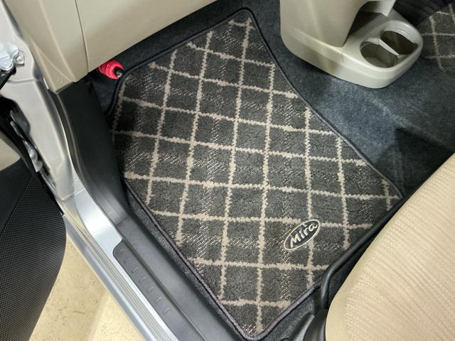 ミラＸ　ＣＤチューナー　キーレスリモコン　電動格納式ドアミラーＣＤチューナー　キーレスリモコン　マニュアルエアコン　ホイールキャップ　カーペットマット　ロングバイザー　電動格納式ドアミラー　リヤスモークドガラス　運転席・助手席エアバッグ　パワステ　ＡＢＳ（京都府）の中古車