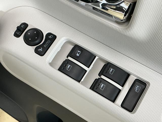 ムーヴキャンバスストライプスＧ　届出済み未使用車　全周囲カメラ　電動スライド届出済み未使用車　パノラマモニター　両側電動スライドドア　前席シートヒーター　前後コーナーセンサー　電子パーキング　オートブレーキホールド　ホッとカップホルダー　ＵＳＢチャージャー　横滑り防止措置（京都府）の中古車