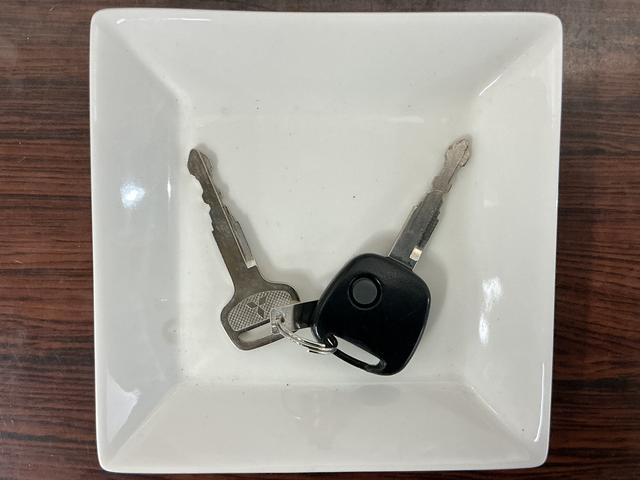 ミニキャブバンブラボー　ワンオーナー　４ＷＤ　ドラレコ　ＥＴＣ　ＣＤデッキワンオーナー　４ＷＤ　ＣＤオーディオ　ドラレコ　ＥＴＣ　ドアバイザー　キーレスエントリー　スペアキー　１２Ｖ電源ソケット　ヘッドライトレベライザー　マニュアルエアコン　電格ドアミラー　両側スライドドア（京都府）の中古車