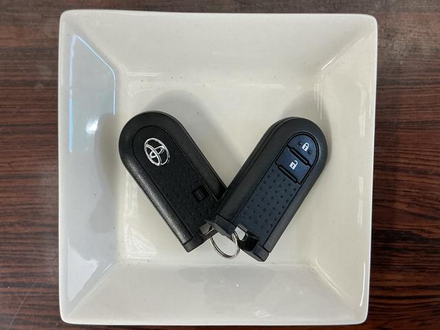 パッソモーダ　Ｓ　ワンオーナー　ナビ　バックカメラ　ツートンワンオーナー　ナビ　バックカメラ　Ｂｌｕｅｔｏｏｔｈ　ツートンカラー／ルーフ黒　衝突軽減ブレーキ　ＬＥＤヘッドライト　プッシュスタート　横滑り防止装置　スペアキー　アイドリングストップ　オートエアコン（京都府）の中古車