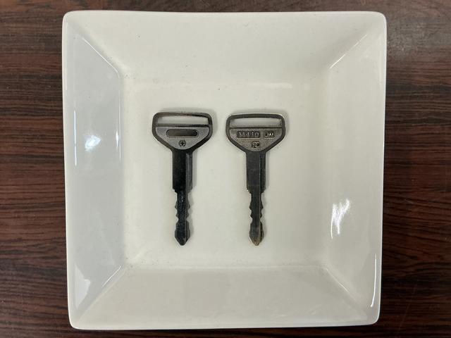 ハイゼットカーゴクルーズ　ワンオーナー　４ＷＤ　５速ＭＴ　ＣＤオーディオワンオーナー　４ＷＤ　５速ＭＴ　ＣＤオーディオ　ドアバイザー　スペアキー有り　ヘッドライトレべライザー　マニュアルエアコン　電動格納ドアミラー　シガーソケット　１２インチ社外アルミホイール（京都府）の中古車