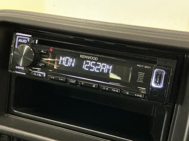 ハイゼットカーゴＤＸ　ワンオーナー　５速ＭＴ車　４ＷＤ　ＣＤオーディオワンオーナー　５速ＭＴ車　４ＷＤ　ＣＤオーディオ　ラバーマット　キーレスエントリー　ドアバイザー　マニュアルエアコン　ヘッドライトレべライザー　シガーソケット　スペアタイヤ（京都府）の中古車