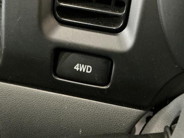 ハイゼットカーゴＤＸ　ワンオーナー　５速ＭＴ車　４ＷＤ　ＣＤオーディオワンオーナー　５速ＭＴ車　４ＷＤ　ＣＤオーディオ　ラバーマット　キーレスエントリー　ドアバイザー　マニュアルエアコン　ヘッドライトレべライザー　シガーソケット　スペアタイヤ（京都府）の中古車