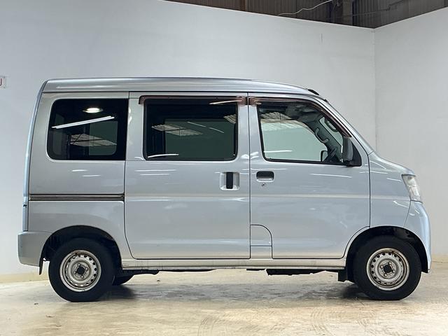 ハイゼットカーゴＤＸ　ワンオーナー　５速ＭＴ車　４ＷＤ　ＣＤオーディオワンオーナー　５速ＭＴ車　４ＷＤ　ＣＤオーディオ　ラバーマット　キーレスエントリー　ドアバイザー　マニュアルエアコン　ヘッドライトレべライザー　シガーソケット　スペアタイヤ（京都府）の中古車