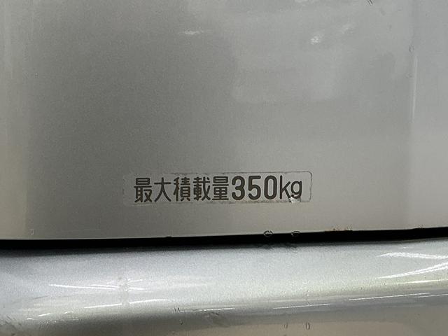 ハイゼットカーゴＤＸ　ワンオーナー　５速ＭＴ車　４ＷＤ　ＣＤオーディオワンオーナー　５速ＭＴ車　４ＷＤ　ＣＤオーディオ　ラバーマット　キーレスエントリー　ドアバイザー　マニュアルエアコン　ヘッドライトレべライザー　シガーソケット　スペアタイヤ（京都府）の中古車