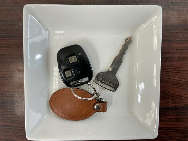 ハイゼットカーゴＤＸ　ワンオーナー　５速ＭＴ車　４ＷＤ　ＣＤオーディオワンオーナー　５速ＭＴ車　４ＷＤ　ＣＤオーディオ　ラバーマット　キーレスエントリー　ドアバイザー　マニュアルエアコン　ヘッドライトレべライザー　シガーソケット　スペアタイヤ（京都府）の中古車