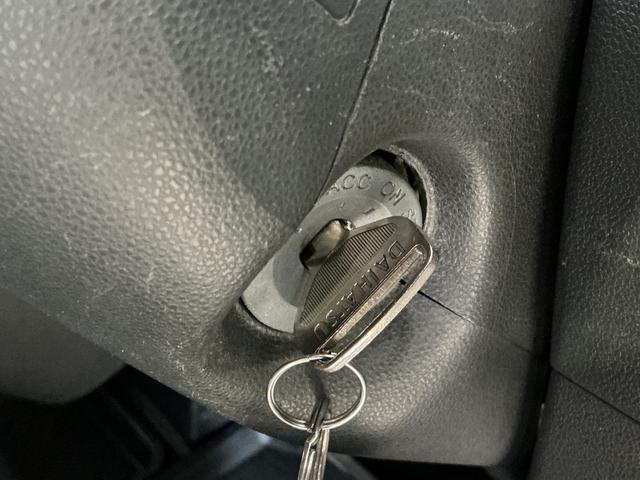 ハイゼットカーゴＤＸ　ワンオーナー　５速ＭＴ車　４ＷＤ　ＣＤオーディオワンオーナー　５速ＭＴ車　４ＷＤ　ＣＤオーディオ　ラバーマット　キーレスエントリー　ドアバイザー　マニュアルエアコン　ヘッドライトレべライザー　シガーソケット　スペアタイヤ（京都府）の中古車