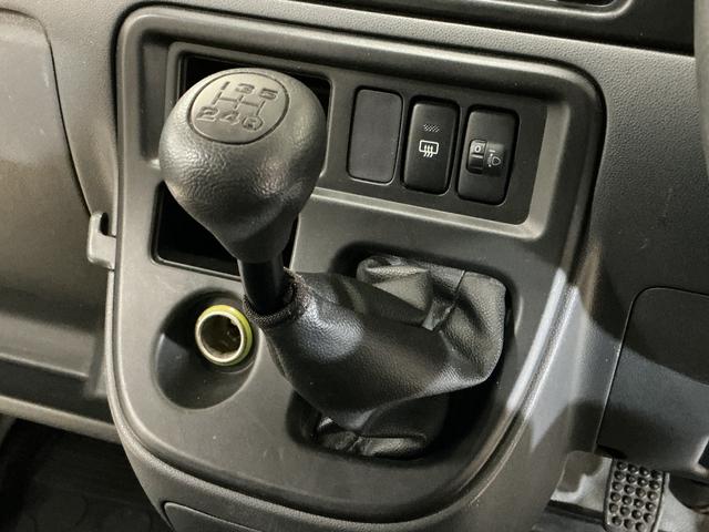 ハイゼットカーゴＤＸ　ワンオーナー　５速ＭＴ車　４ＷＤ　ＣＤオーディオワンオーナー　５速ＭＴ車　４ＷＤ　ＣＤオーディオ　ラバーマット　キーレスエントリー　ドアバイザー　マニュアルエアコン　ヘッドライトレべライザー　シガーソケット　スペアタイヤ（京都府）の中古車