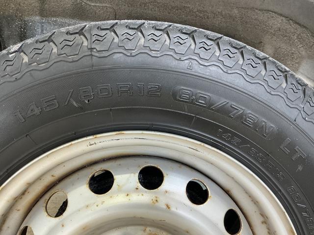 ハイゼットカーゴＤＸ　ワンオーナー　５速ＭＴ車　４ＷＤ　ＣＤオーディオワンオーナー　５速ＭＴ車　４ＷＤ　ＣＤオーディオ　ラバーマット　キーレスエントリー　ドアバイザー　マニュアルエアコン　ヘッドライトレべライザー　シガーソケット　スペアタイヤ（京都府）の中古車