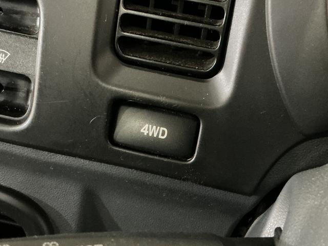 ハイゼットトラックスペシャル　５速ＭＴ車　４ＷＤ　ラジオデッキ　３方開５速ＭＴ車　４ＷＤ　ラジオデッキ　３方開　ドアバイザー　スペアキー有り　マニュアルエアコン　ヘッドライトレべライザー　シガーソケット　スペアタイヤ　バッテリーカバー　ラバーマット　パワーステアリング（京都府）の中古車