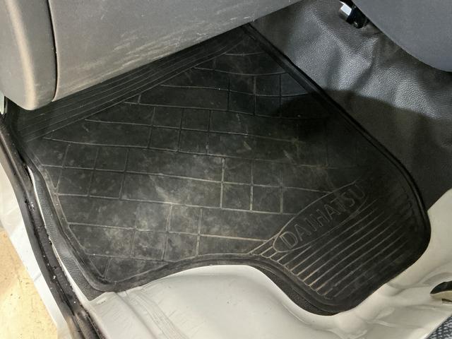 ハイゼットトラックスペシャル　５速ＭＴ車　４ＷＤ　ラジオデッキ　３方開５速ＭＴ車　４ＷＤ　ラジオデッキ　３方開　ドアバイザー　スペアキー有り　マニュアルエアコン　ヘッドライトレべライザー　シガーソケット　スペアタイヤ　バッテリーカバー　ラバーマット　パワーステアリング（京都府）の中古車