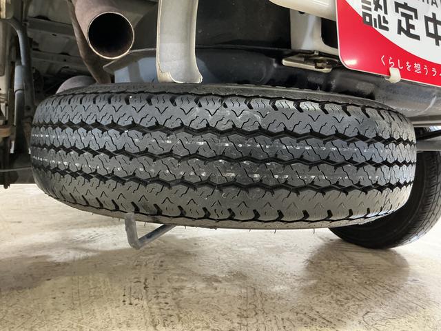 ハイゼットトラックスペシャル　５速ＭＴ車　４ＷＤ　ラジオデッキ　３方開５速ＭＴ車　４ＷＤ　ラジオデッキ　３方開　ドアバイザー　スペアキー有り　マニュアルエアコン　ヘッドライトレべライザー　シガーソケット　スペアタイヤ　バッテリーカバー　ラバーマット　パワーステアリング（京都府）の中古車