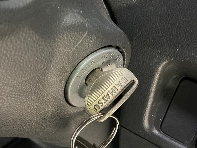 ハイゼットトラックスペシャル　５速ＭＴ車　４ＷＤ　ラジオデッキ　３方開５速ＭＴ車　４ＷＤ　ラジオデッキ　３方開　ドアバイザー　スペアキー有り　マニュアルエアコン　ヘッドライトレべライザー　シガーソケット　スペアタイヤ　バッテリーカバー　ラバーマット　パワーステアリング（京都府）の中古車