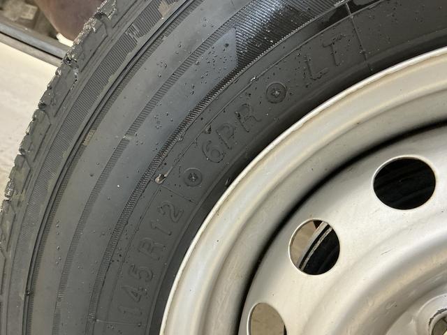 ハイゼットトラックスペシャル　５速ＭＴ車　４ＷＤ　ラジオデッキ　３方開５速ＭＴ車　４ＷＤ　ラジオデッキ　３方開　ドアバイザー　スペアキー有り　マニュアルエアコン　ヘッドライトレべライザー　シガーソケット　スペアタイヤ　バッテリーカバー　ラバーマット　パワーステアリング（京都府）の中古車