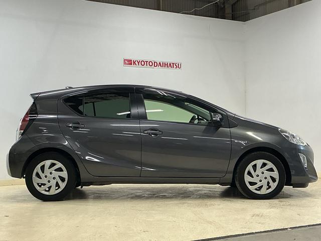 アクアS ナビ フルセグチューナー ブルートゥース対応 ETCナビ フルセグチューナー ブルートゥース対応 ETC プッシュボタンエンジンスタート オートエアコン 電動格納式ドアミラー ホイールキャップ フォグランプ オートライト バイザー カーペットマット(京都府)の中古車