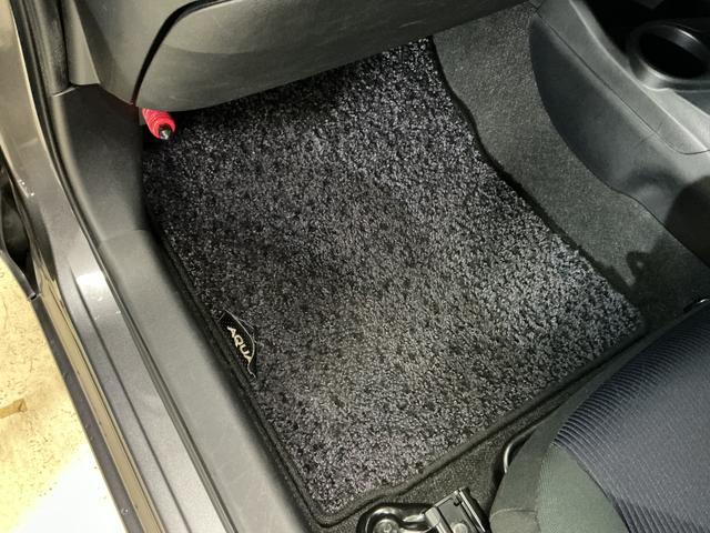 アクアS ナビ フルセグチューナー ブルートゥース対応 ETCナビ フルセグチューナー ブルートゥース対応 ETC プッシュボタンエンジンスタート オートエアコン 電動格納式ドアミラー ホイールキャップ フォグランプ オートライト バイザー カーペットマット(京都府)の中古車