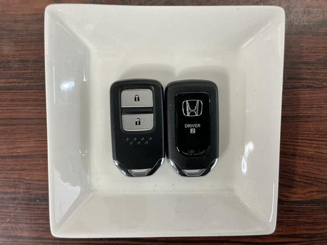 フィットｅ：ＨＥＶ　ＲＳ　ナビ　バックカメラ　ＥＴＣナビ　バックカメラ　ＥＴＣ　フルセグチューナー　ブルートゥース対応　クルーズコントロール　アルミホイール　ＬＥＤヘッドライト　オートライト　オートエアコン　プッシュボタンエンジンスタート　ＡＢＳ（京都府）の中古車