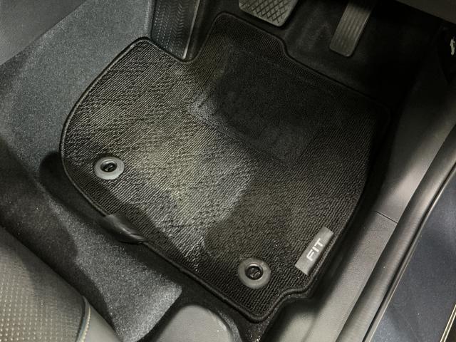 フィットｅ：ＨＥＶ　ＲＳ　ナビ　バックカメラ　ＥＴＣナビ　バックカメラ　ＥＴＣ　フルセグチューナー　ブルートゥース対応　クルーズコントロール　アルミホイール　ＬＥＤヘッドライト　オートライト　オートエアコン　プッシュボタンエンジンスタート　ＡＢＳ（京都府）の中古車