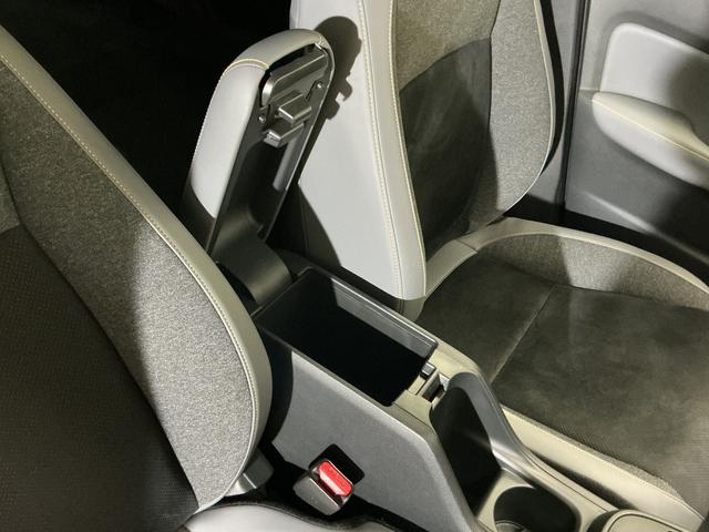 フィットｅ：ＨＥＶ　ＲＳ　ナビ　バックカメラ　ＥＴＣナビ　バックカメラ　ＥＴＣ　フルセグチューナー　ブルートゥース対応　クルーズコントロール　アルミホイール　ＬＥＤヘッドライト　オートライト　オートエアコン　プッシュボタンエンジンスタート　ＡＢＳ（京都府）の中古車