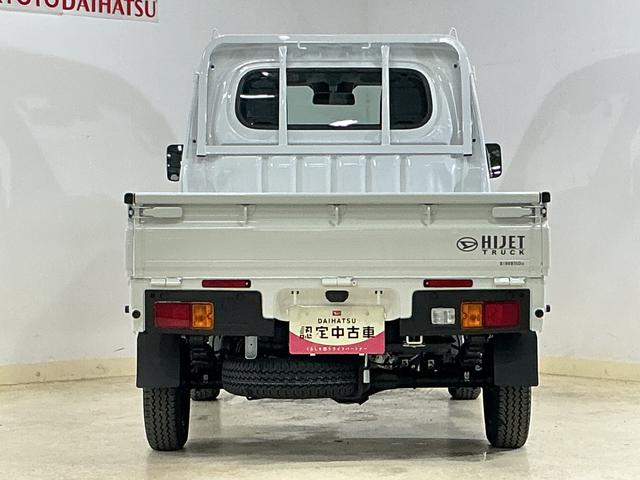 ハイゼットトラックスタンダード ワンオーナー 4WD CVT車 ラジオデッキワンオーナー 4WD CVT車 ラジオデッキ リアコーナーセンサー 3方開 オートライト 横滑り防止装置 アイドリングストップ スペアキー有り マニュアルエアコン 12V電源ソケット バッテリーカバー(京都府)の中古車