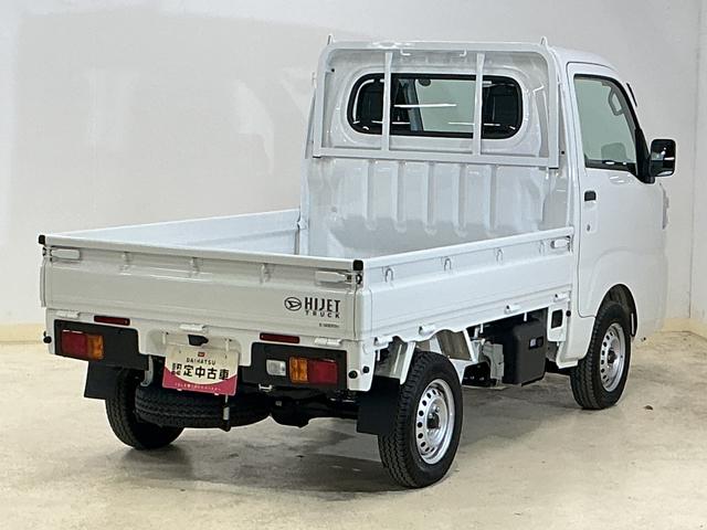 ハイゼットトラックスタンダード ワンオーナー 4WD CVT車 ラジオデッキワンオーナー 4WD CVT車 ラジオデッキ リアコーナーセンサー 3方開 オートライト 横滑り防止装置 アイドリングストップ スペアキー有り マニュアルエアコン 12V電源ソケット バッテリーカバー(京都府)の中古車