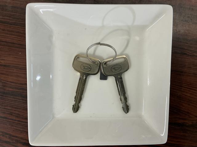 ハイゼットトラックスタンダード ワンオーナー 4WD CVT車 ラジオデッキワンオーナー 4WD CVT車 ラジオデッキ リアコーナーセンサー 3方開 オートライト 横滑り防止装置 アイドリングストップ スペアキー有り マニュアルエアコン 12V電源ソケット バッテリーカバー(京都府)の中古車